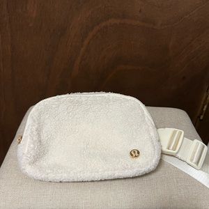 NWT Lululemon Everywhere Fleece Belt Bag, Rice white color (7.5" x 2" × 5")